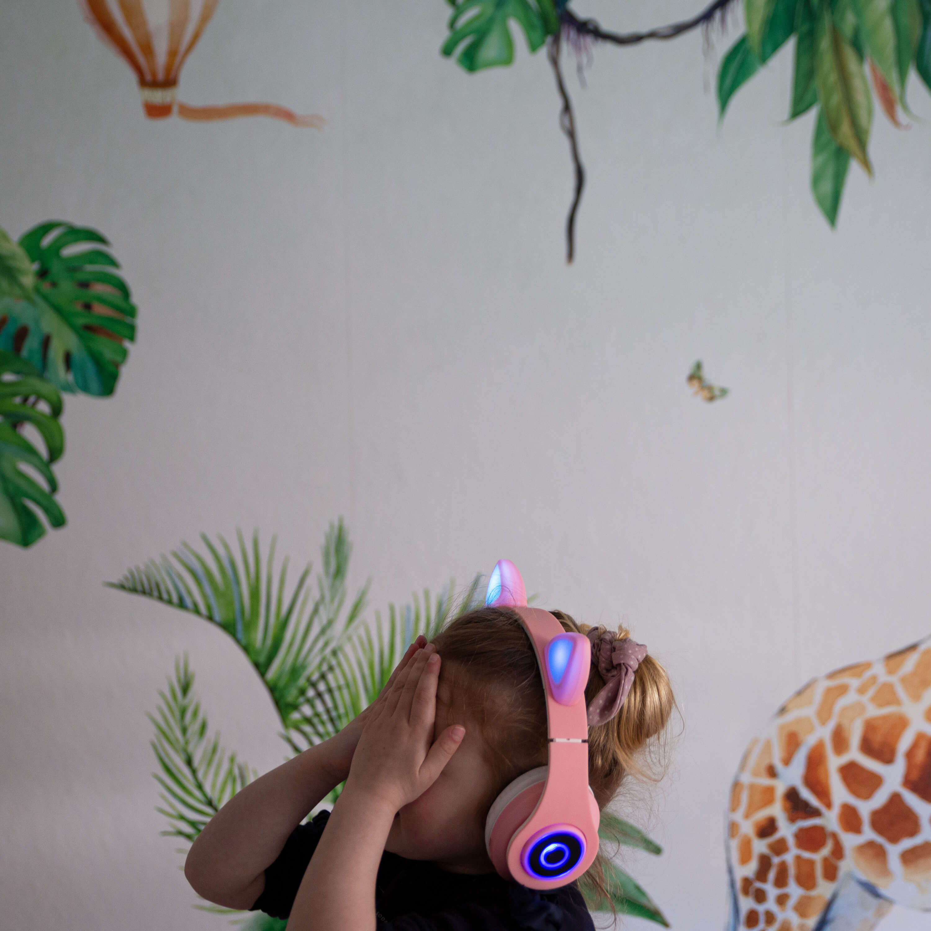 Kids headphones with LED lighting